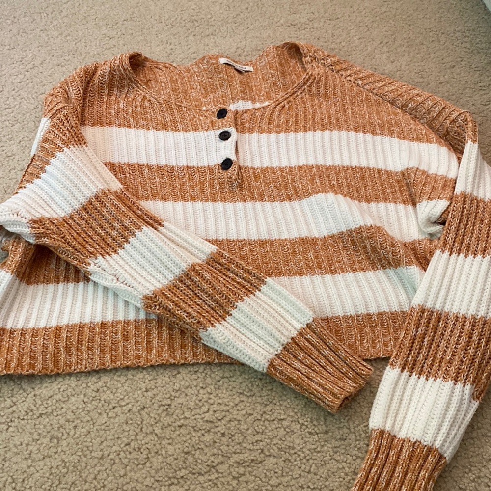Striped cropped sweater with 3 buttons